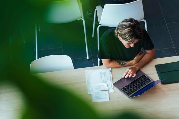 Étudiant de Bellecour École travaillant sur son ordinateur portable au campus Nuances Confluence 