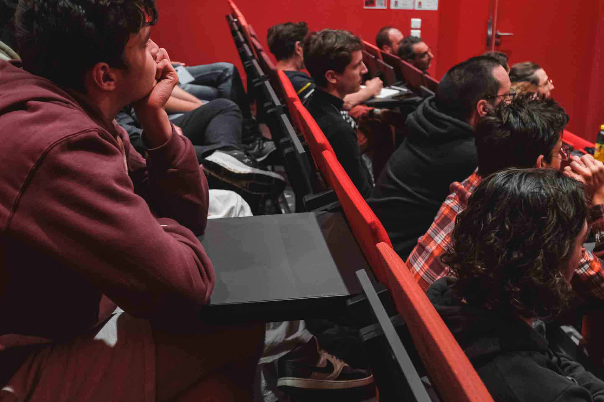 Etudiants qui écoutent la conférence Lyon XR