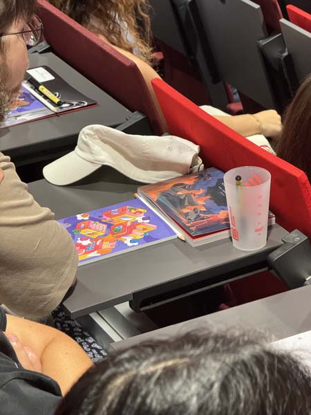 Étudiants prenant des notes avec du matériel coloré lors d'une pré rentrée à Bellecour École.