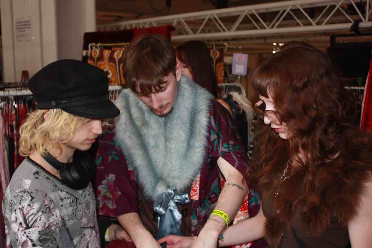 Étudiantes du Bachelor Design de Mode de Bellecour École présentant leur mini-collection inspirée des Rencontres d'Arles au Marché de la Mode Vintage 2026 à La Sucrière
