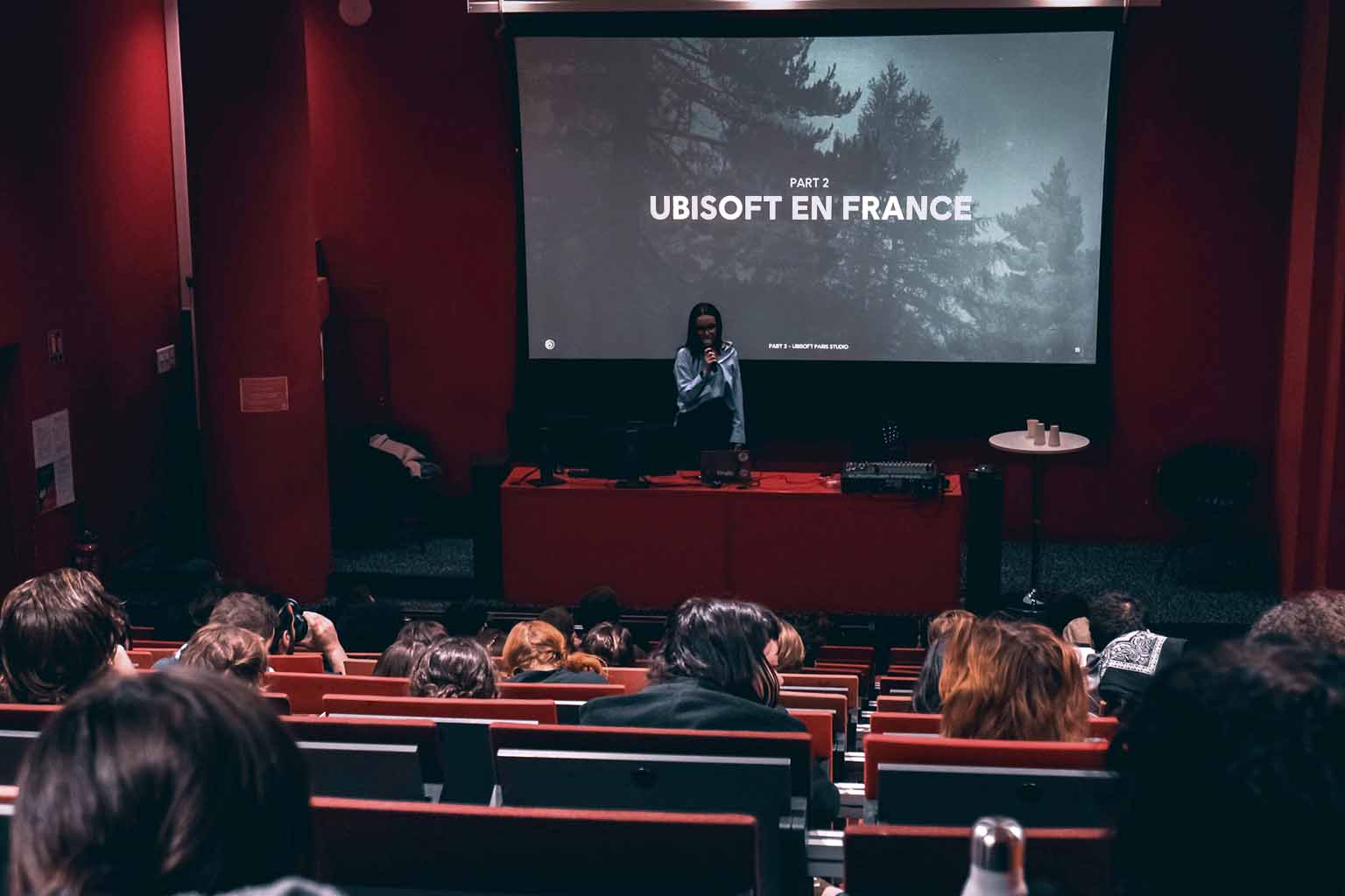 Etudiants dans un amphithéâtre rouge lors du studio days avec Ubisoft