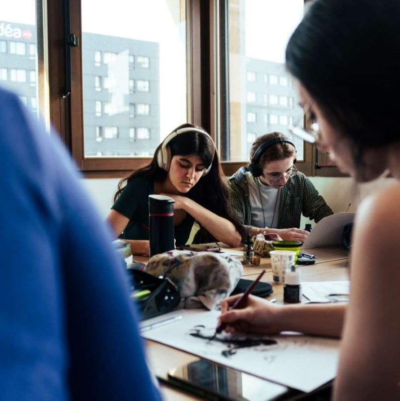 Étudiant de Bellecour École travaillant au campus Nuances Confluence 